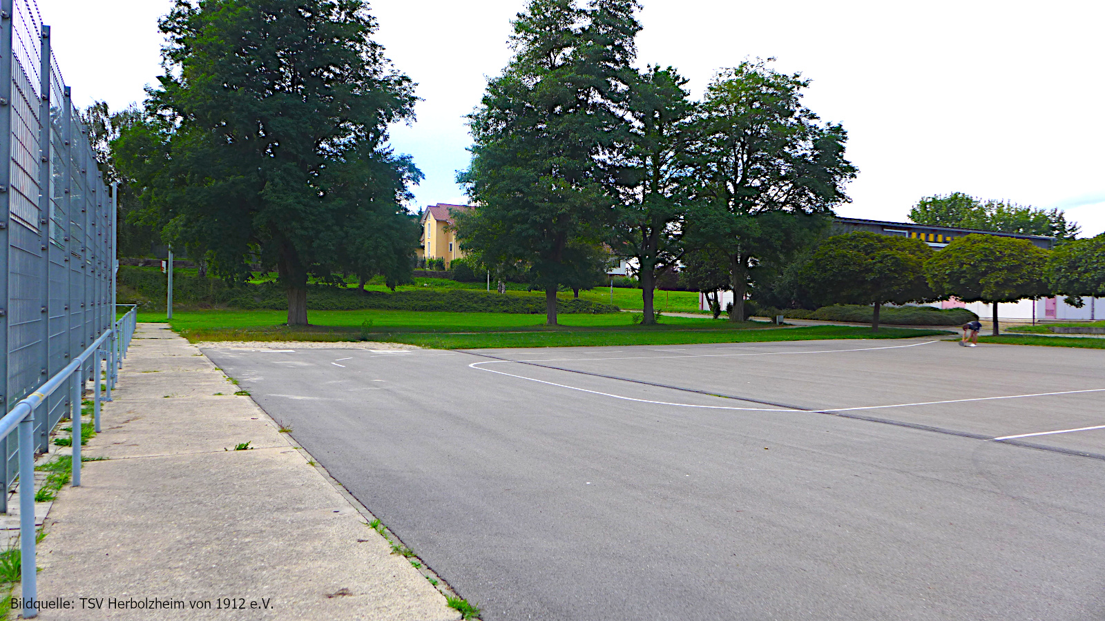 Mehrzweckplatz mit Basketballkorb